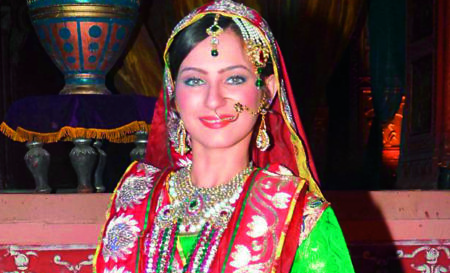 Mariam Khan Reporting Live Serial Cast, Real Names, Age, Salary, Net ...