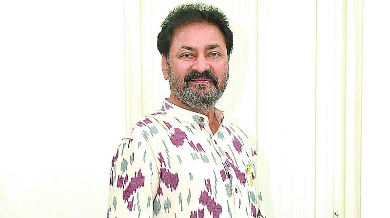 Ananda Chakrapani as Divya's father