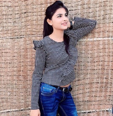 Anshika Singh Biography, Height, Weight, Age, Instagram, Boyfriend, Family, Affairs, Salary, Net Worth, Photos, Facts & More