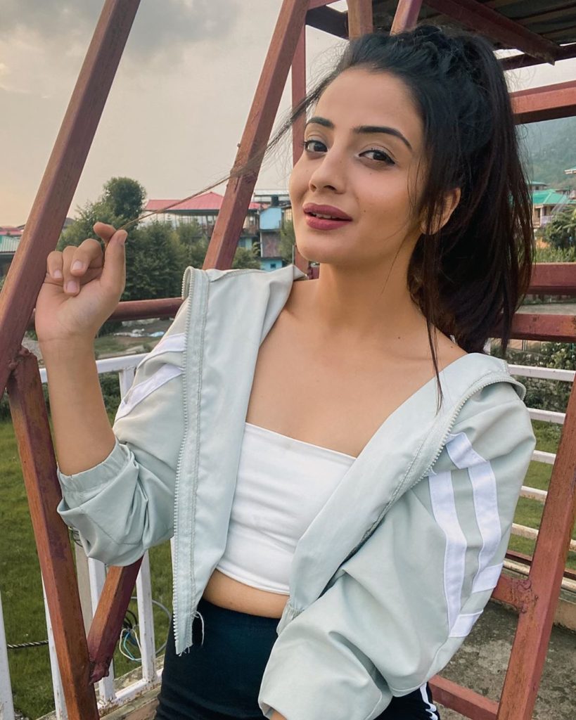 Aryanshi Sharma Biography Height Weight Age Instagram Boyfriend Family Affairs Salary Net Worth Photos Facts More1