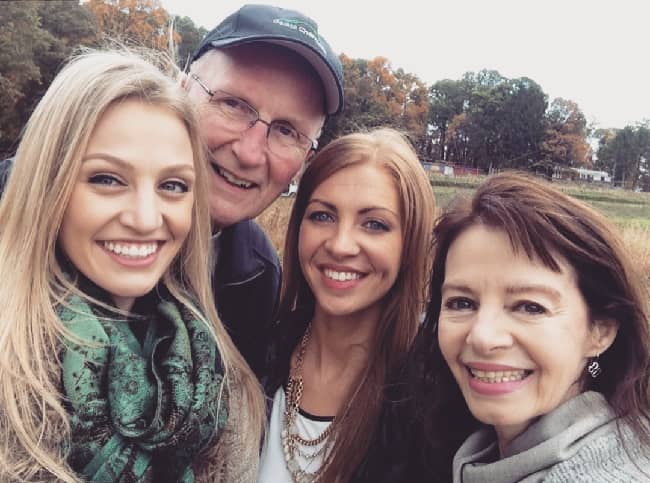Carley Shimkus With Her Father And Mother