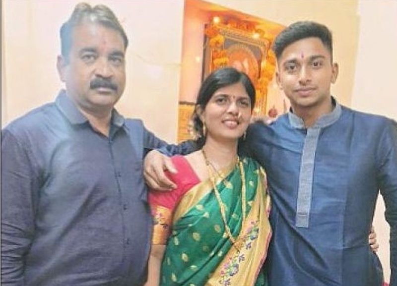 Darshan Nalkande With His Mother And Father