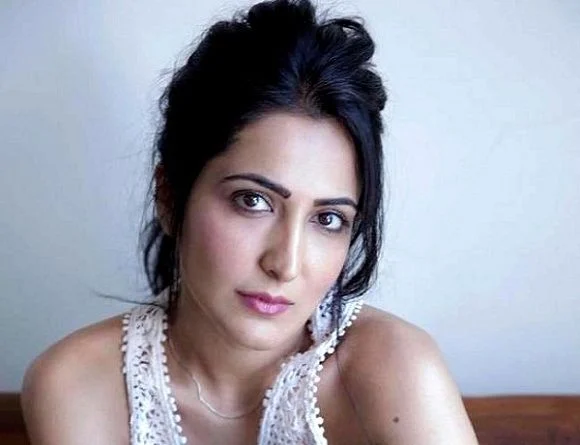 Eisha Chopra as Sonali Ranaut