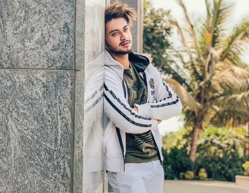 Hasnain Khan Biography, Height, Weight, Age, Instagram, Girlfriend, Family, Affairs, Salary, Net Worth, Facts & More
