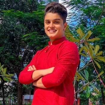 Het Thakkar Biography, Height, Weight, Age, Instagram, Girlfriend, Family, Affairs, Salary, Net Worth, Photos, Facts & More
