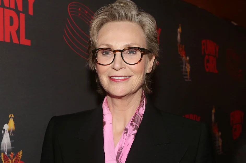 Jane Lynch Biography, Height, Weight, Age, Movies, Husband, Family, Salary, Net Worth, Facts & More