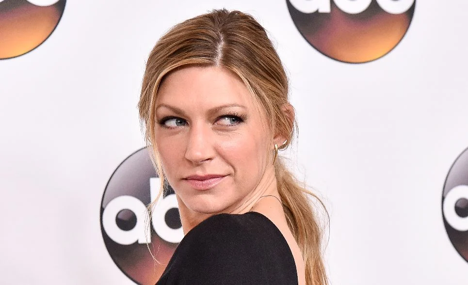 Jes Macallan Biography, Height, Weight, Age, Movies, Husband, Family, Salary, Net Worth, Facts & More
