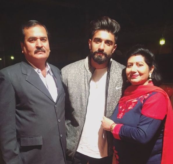 Manav Chhabra With His Father And Mother