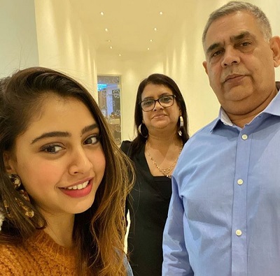 Niti Taylor With Her Mother And Father