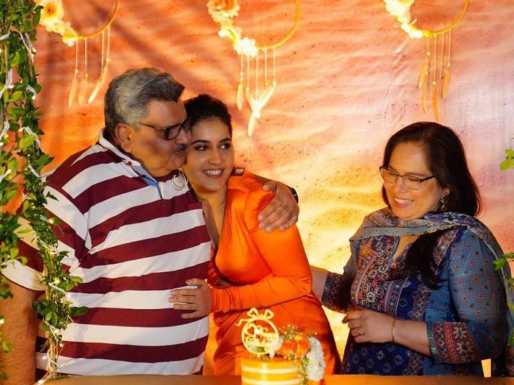 Raashi Khanna With Her Father And Mother