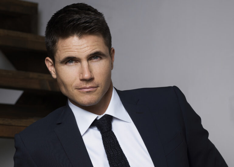 Robbie Amell Biography, Height, Weight, Age, Movies, Wife, Family, Salary, Net Worth, Facts & More