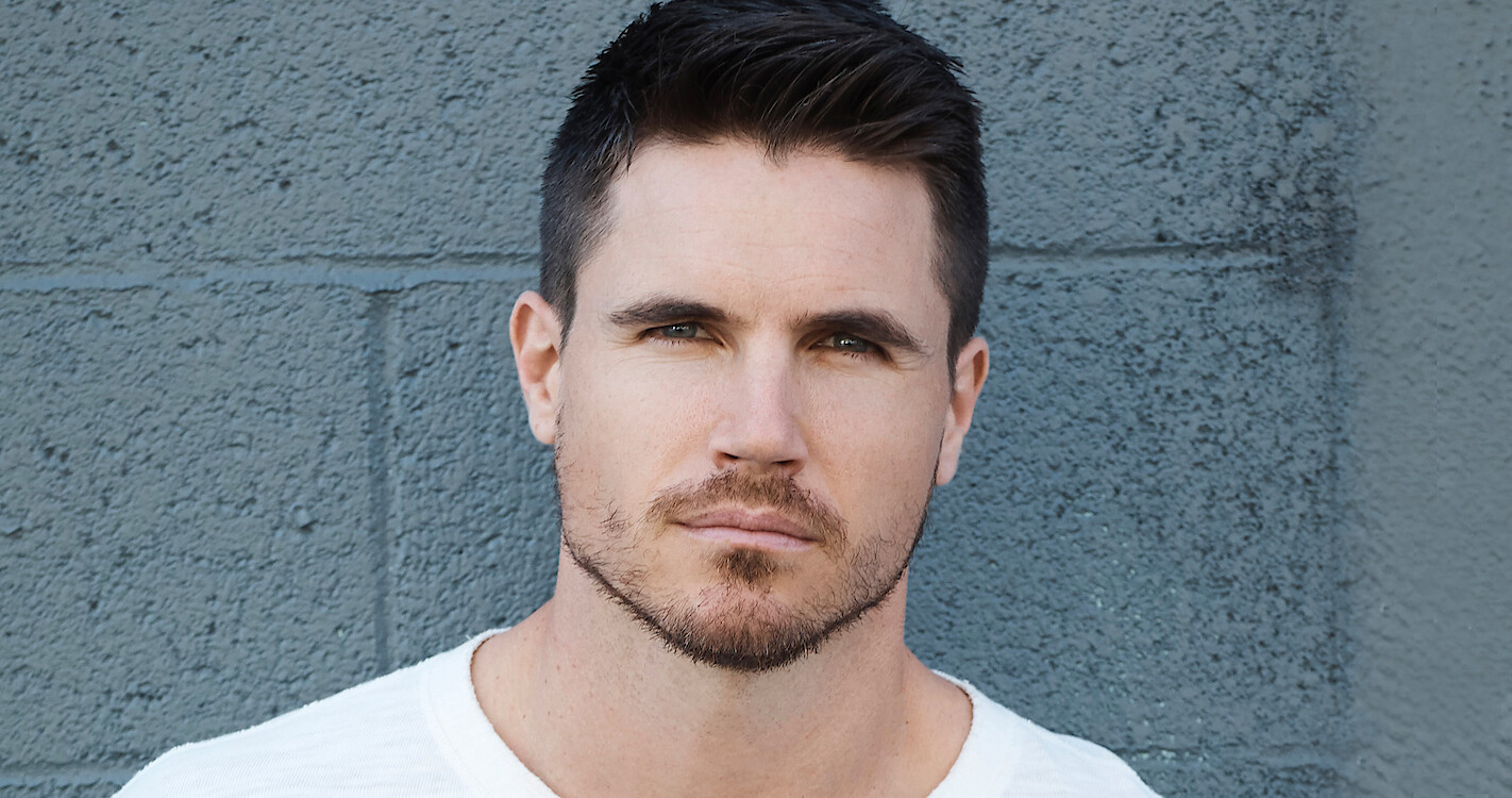 Robbie Amell Biography Height Weight Age Movies Wife Family Salary Net Worth Facts More