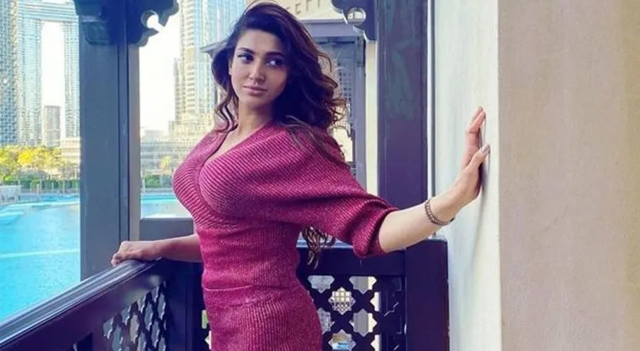Sana Fakhar as Roshan
