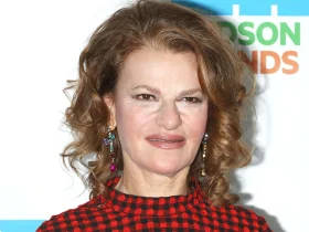 Sandra Bernhard Biography Height Weight Age Movies Husband Family Salary Net Worth Facts More