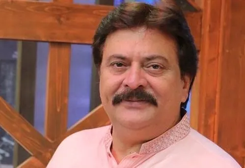 Shabbir Jan as Rayaan's father
