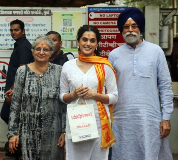 Taapsee Pannu With Her Father And Mother