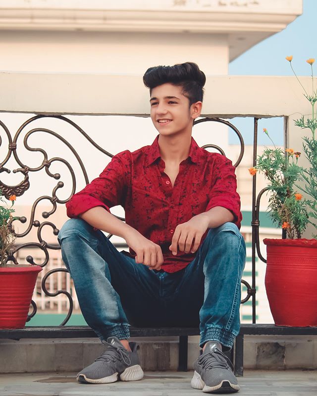 Tarun Kinra Biography, Height, Weight, Age, Instagram, Girlfriend, Family, Affairs, Salary, Net Worth, Photos, Facts & More