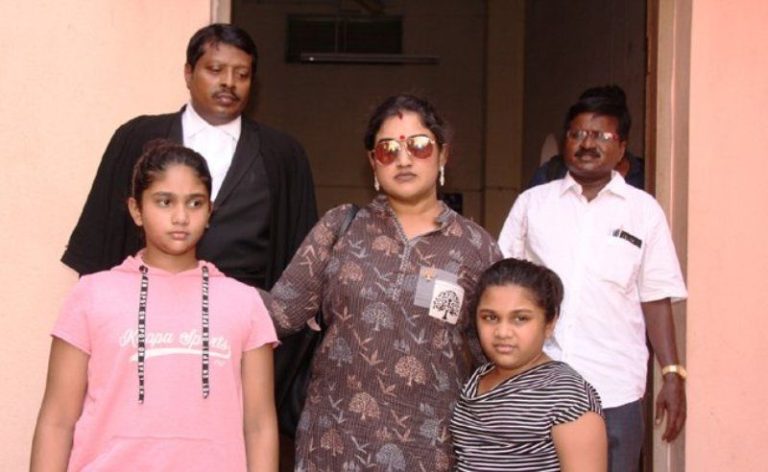 Vanitha Vijayakumar With Her Daughters