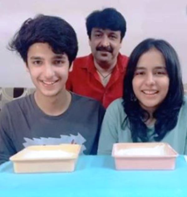 Viren Vazirani With His Father And Mother