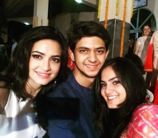 kriti kharbanda With Her Sister And Brother